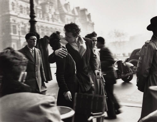 Robert_doisneau_le_baiser_de_lhotel_de_ville_kiss_at_the_hotel_de__25_313